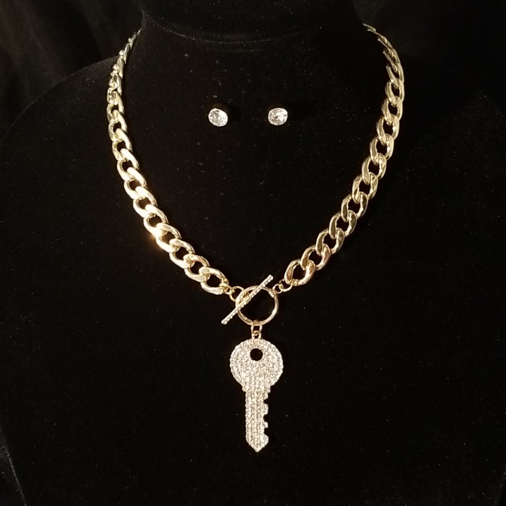 Urban Rhinestone Key Metal Link Toggle Nec…
